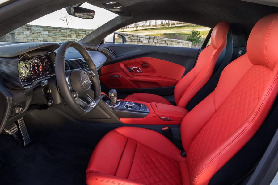 Интерьер Audi R8 V10 Plus 2016 года  (NA) (фото 23 из 25)
